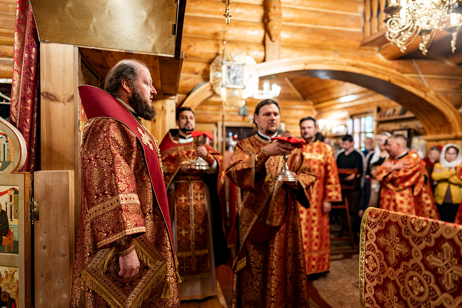Божественная литургия в храме царственных страстотерпцев деревни Плещеево г.о. Подольск